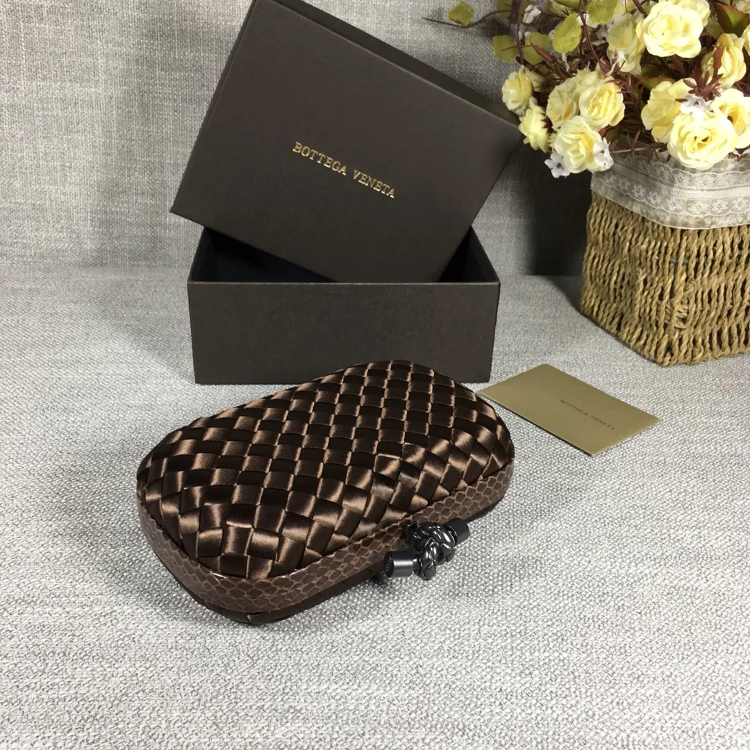 8651 Small Classic Dinner Bag ~~~Snake leather with ribbon ~~~Dense and slippery, not easy to fluff, can hold a small iPhone! Size: 16.5cm*10.5cm*6cm